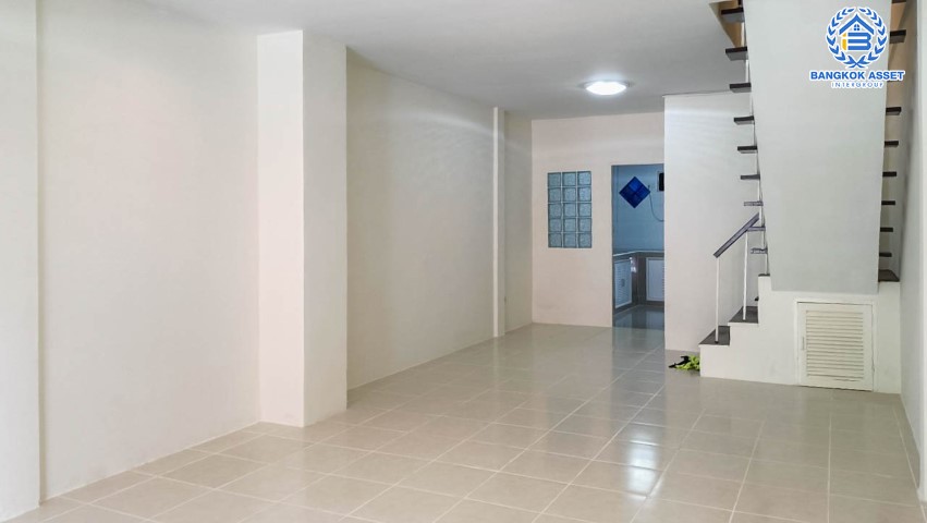 *****ทาวน์เฮ้าส์มือสองนนทบุรี ม.นวรัตน์ บางกรวย-ไทรน้อย เนื้อที่ 17.4 ตร.ว. ฟังก์ชัน 3 ห้องนอน 2 ห้องน้ำ 1 ที่จอดรถ บนทำเเดินทางสะดวก เชื่อมต่อถ.กาญจนาภิเษก ใกล้รถไฟฟ้าสายสีม่วง "สถานีบางพลู" และทางด่วน "กาญจนาภิเษก"